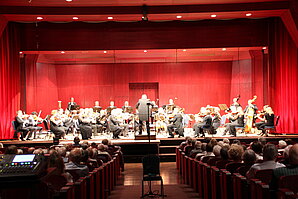 Die Oekumenische Philharmonie auf der Bühne des Theatersaals Wohnstift Augustinum, Foto: Daniel Allenbach